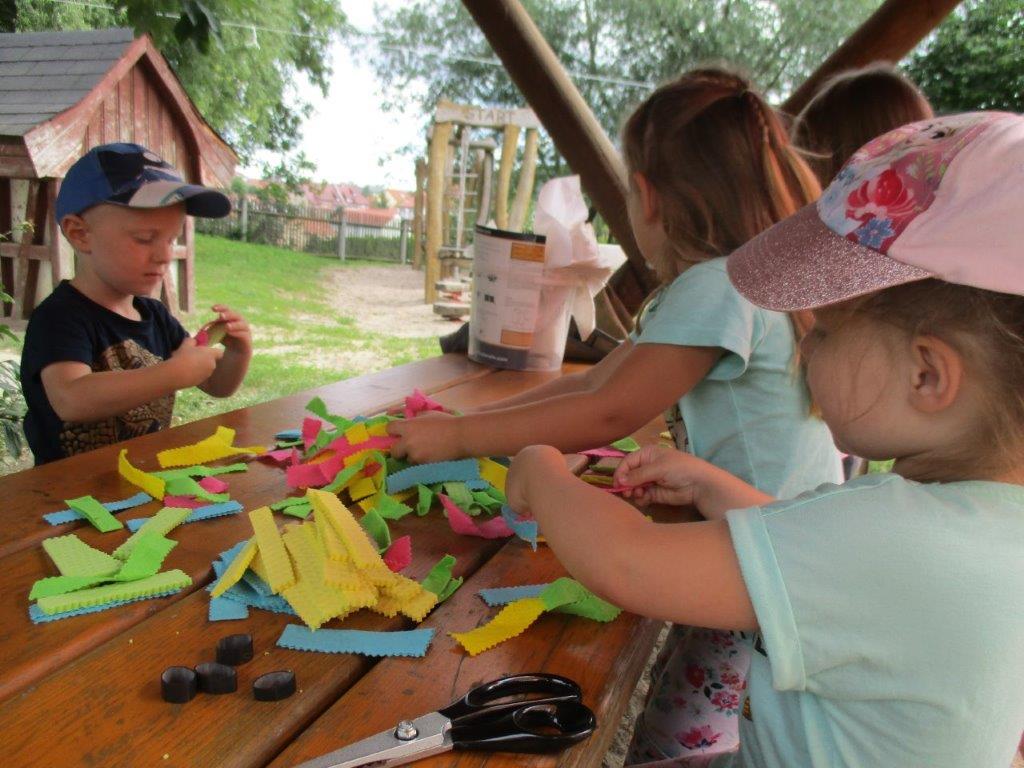 Die Märchenlandkinder basteln Wasserblumen