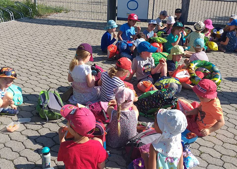 Die DUALINGO-Kinder warten vor dem Schwimmbad