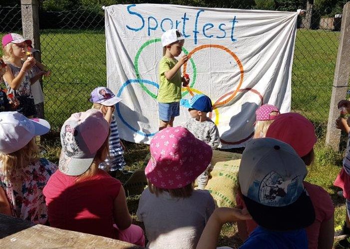 Gemeinsames Seifenblasen-pusten im Kindergarten