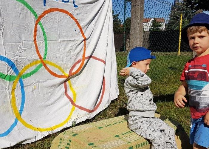 Zwei Kindergartenkinder an einer Sportstation