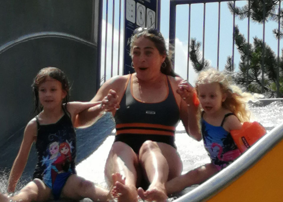 Die Wasserrutsche im Schwimmbad darf nicht fehlen