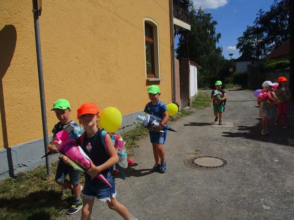Die Jungen und Mädchen der Kita Märchenland kommen in die Schule