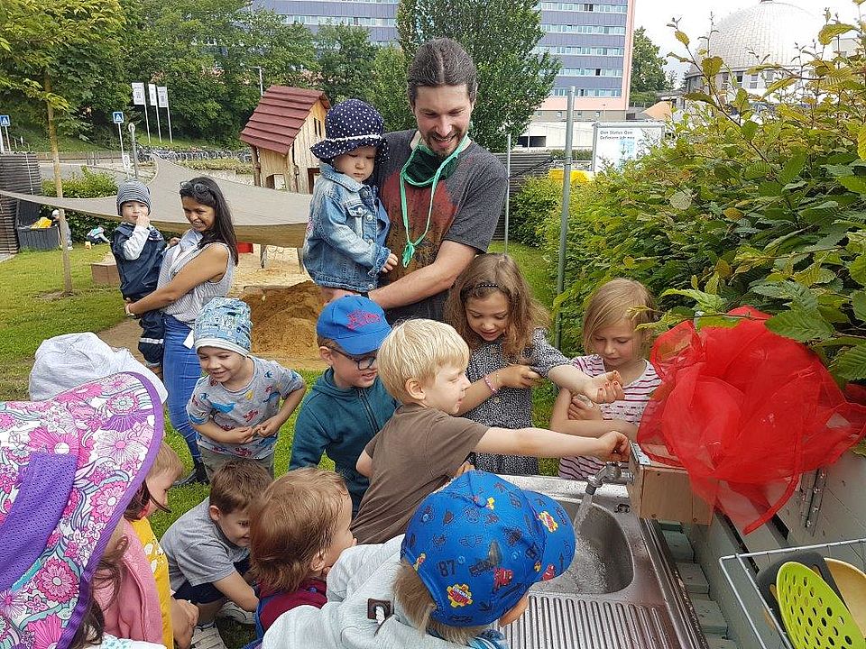 Freude über die neue Matschküche