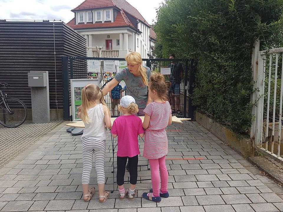 Übergabe Abschiedsgeschenks an die Kita