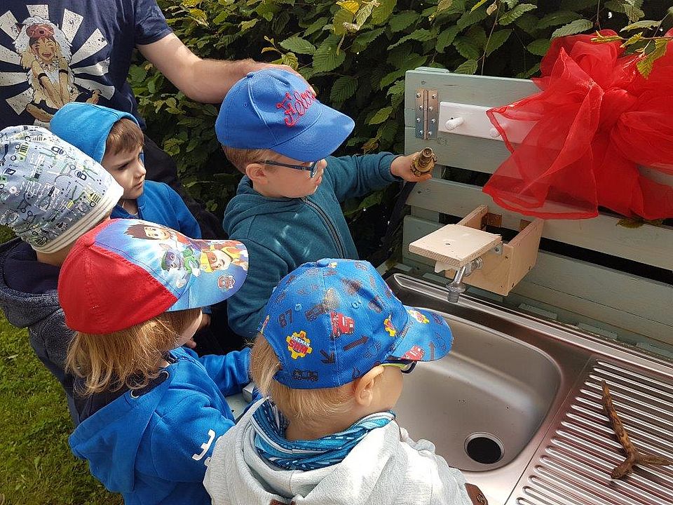 Erkundung der neuen Matschküche