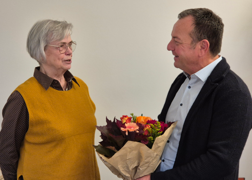 Dr. Hannelore Leutbecher wird vom DRK-Vorstandschef Peter Schreiber mit Blumen verabschiedet